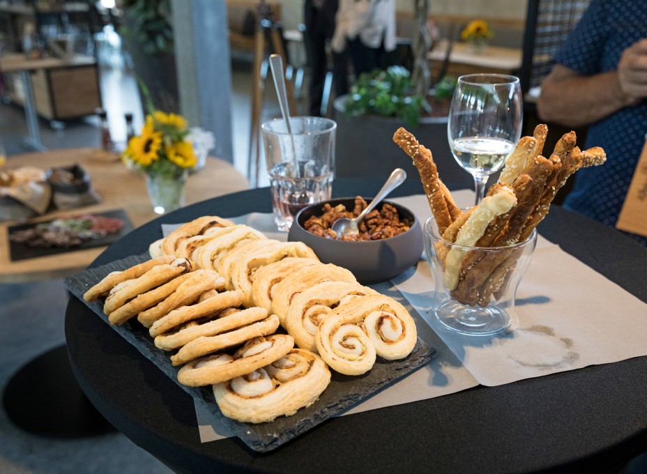 Apérogebäck auf Tisch serviert